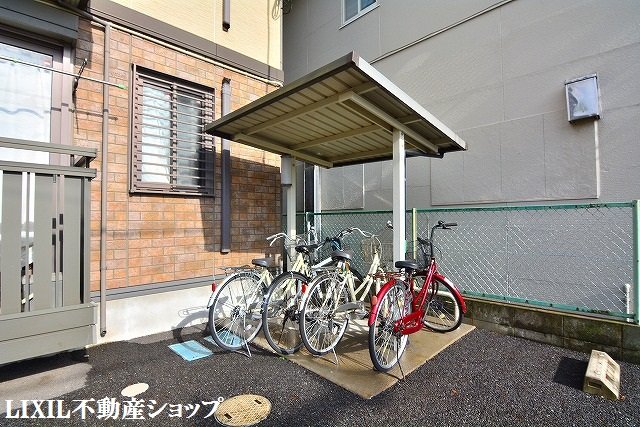 その他共有部分　敷地内に屋根付きの駐輪場があります。