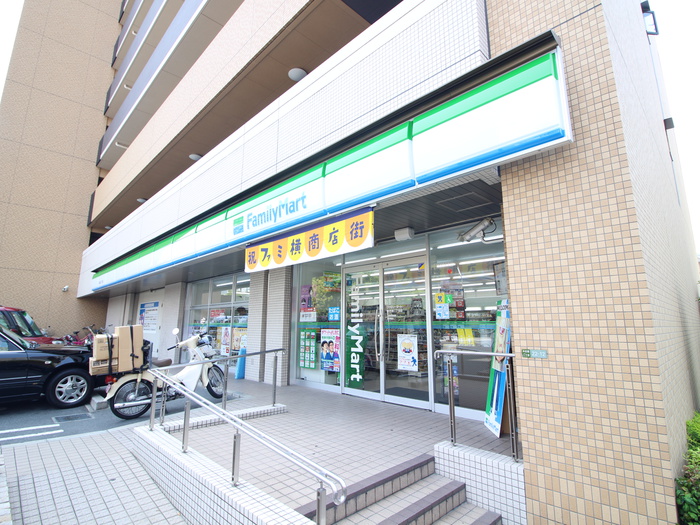 コンビニ　ファミリーマート（コンビニ）まで112m