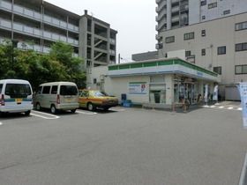 コンビニ　ファミリーマート（コンビニ）まで1500m
