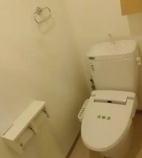 トイレ　落ち着いた色調のトイレです