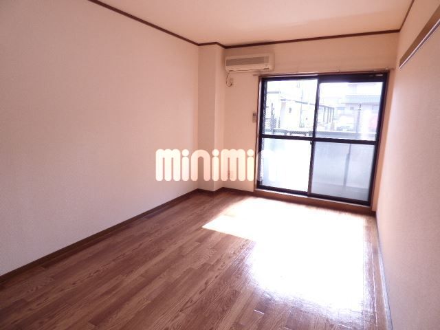 居室・リビング　日当りのいい明るいお部屋で冬でもあったか過ごせますね。