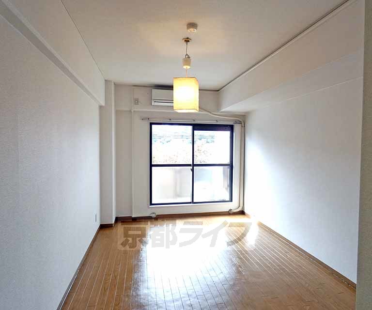正和フラット宝ヶ池の居間写真