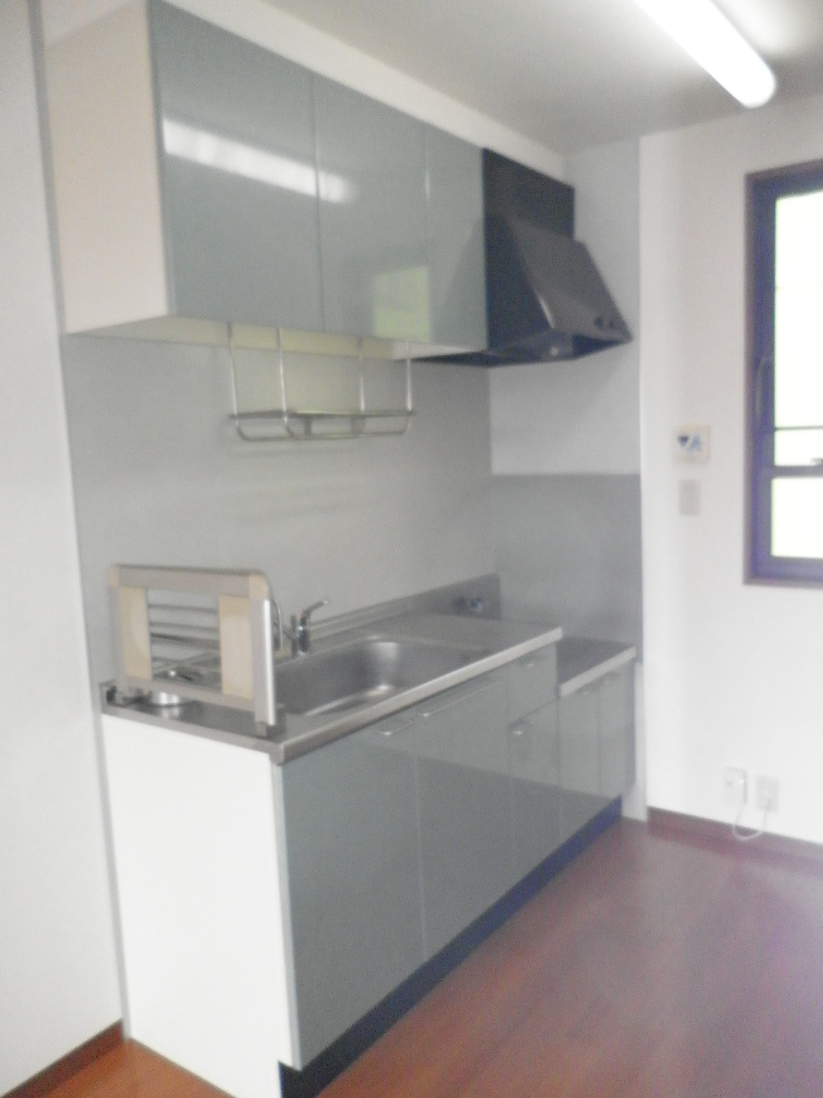 キッチン　吊戸棚もあり収納もしっかりあります