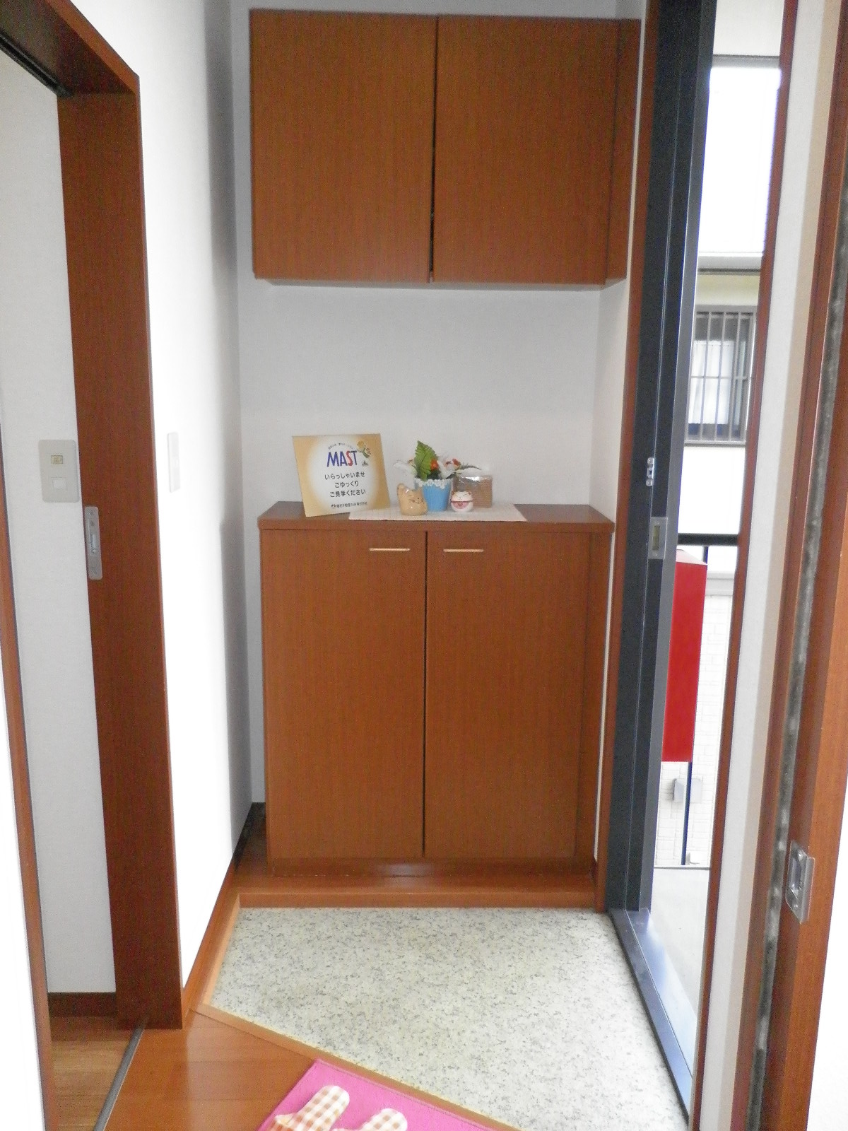 玄関　下駄箱中央には小物も飾れます