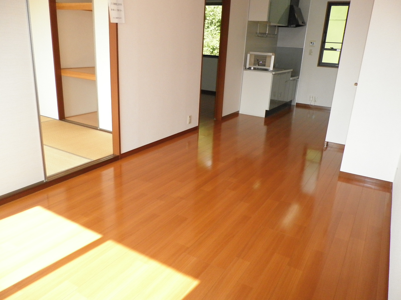 居室・リビング　リビングはフローリングでお掃除もしやすいです