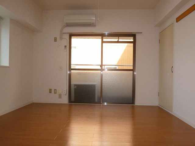 居室・リビング　広々した居室になります。