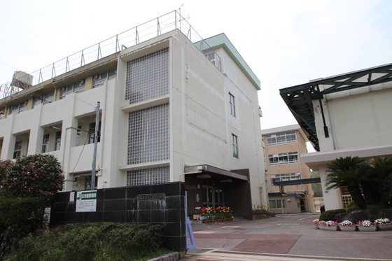 【広島市西区己斐西町のマンションの中学校】