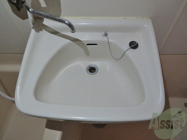 洗面設備　洗面台はこちらコンパクトですが朝の支度には助かりますね