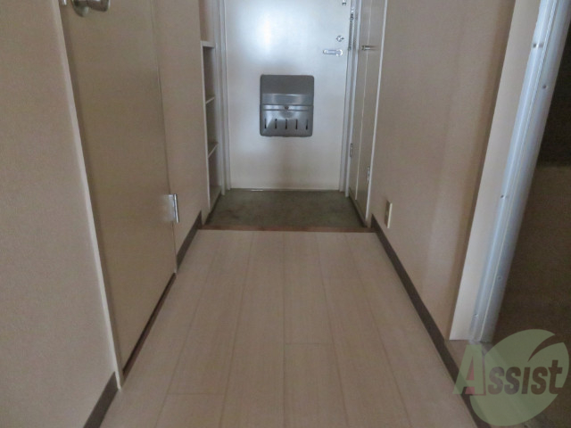 玄関　玄関はこちら、広めになっているので脱ぎ履きがしやすそうですね