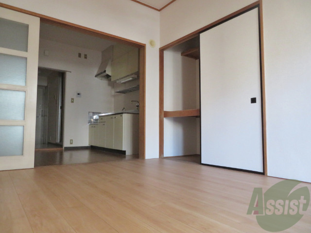 居室・リビング　扉が引き戸なので開放感があるお部屋ですね。