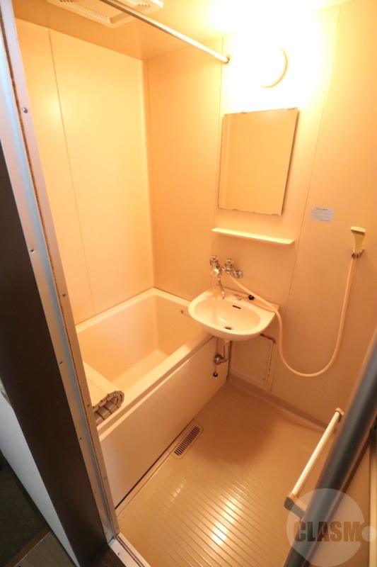 バス・シャワールーム　清潔感のあるバスルームです