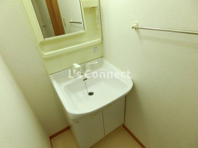 洗面設備　朝の支度もスムーズな独立洗面台。