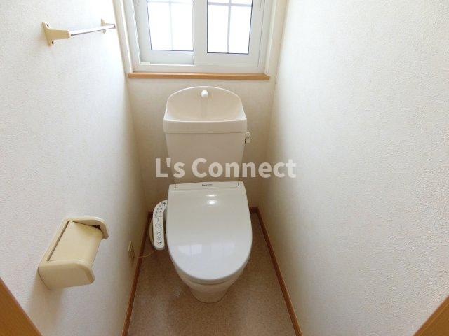 トイレ　温水洗浄便座付きのトイレ。