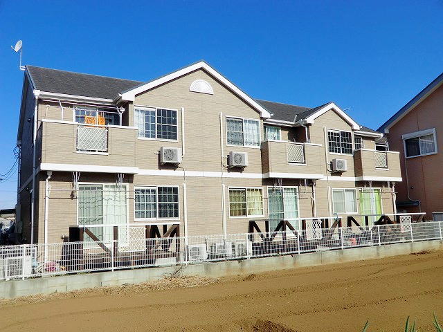 平塚市入野のアパートの建物外観