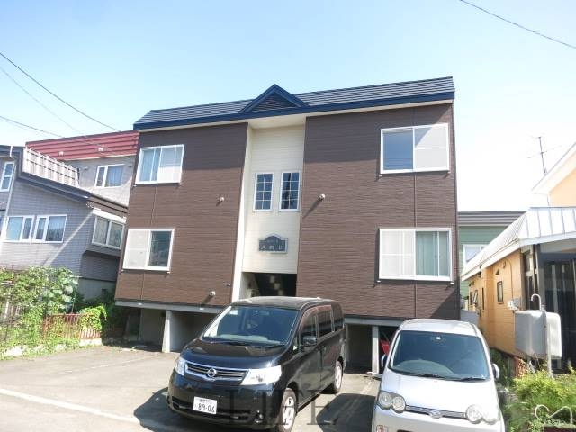 札幌市白石区北郷八条のアパートの建物外観