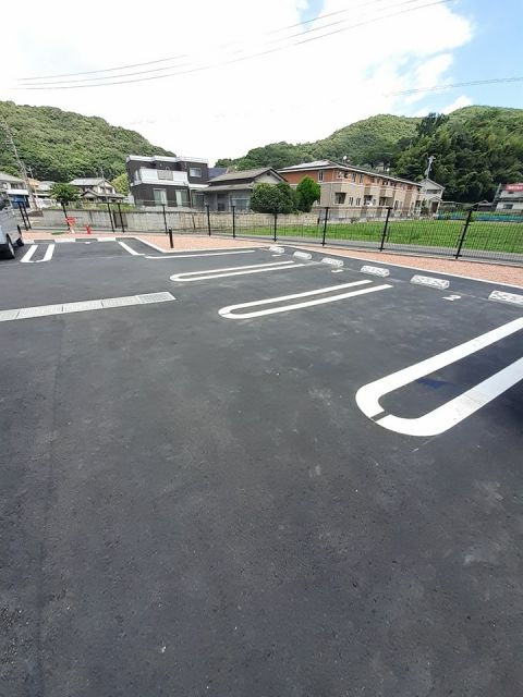 【福山市沼隈町大字草深のアパートの駐車場】