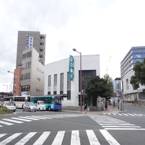 銀行　山口銀行唐戸支店（銀行）まで406m