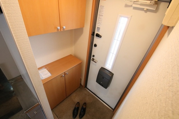 玄関　※同間取り別号室の写真です。