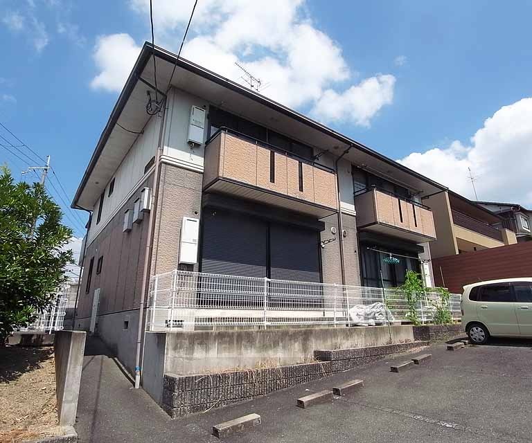 京都市伏見区深草大亀谷岩山町のアパートの建物外観