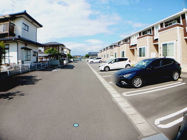 【亘理郡亘理町逢隈神宮寺のアパートの駐車場】