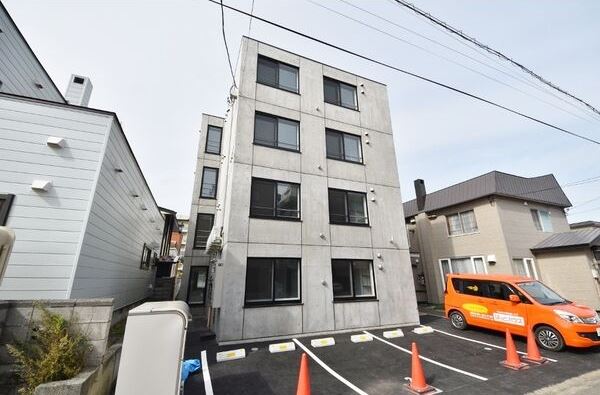 札幌市白石区本郷通のマンションの建物外観