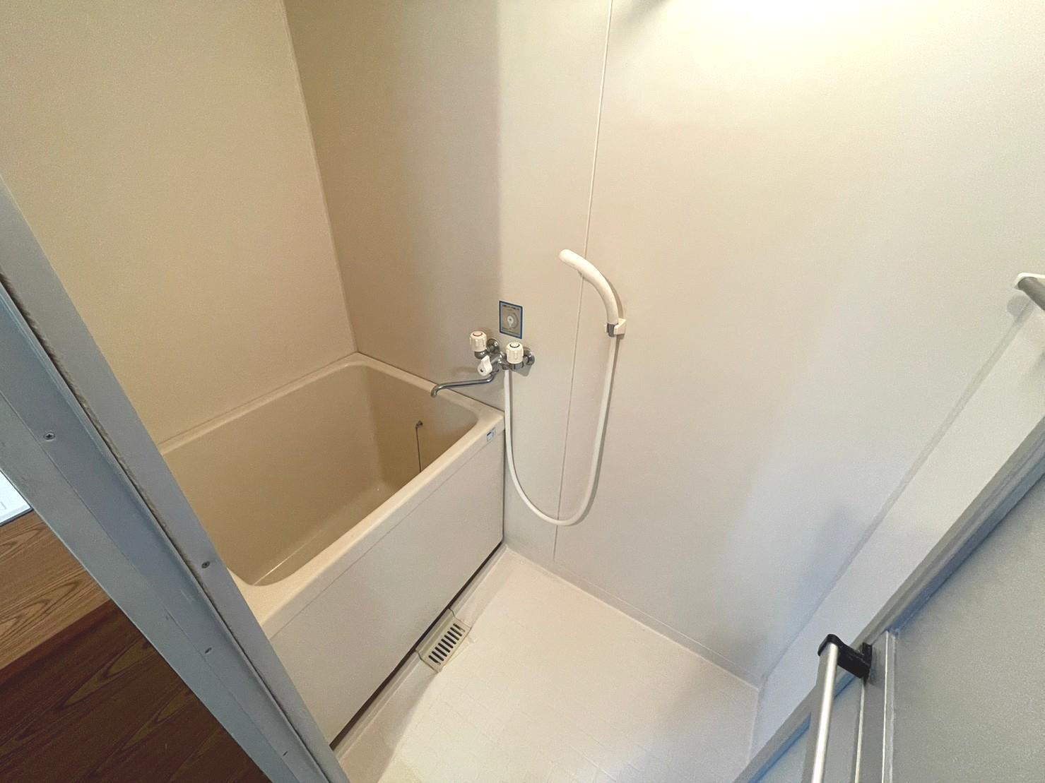 バス・シャワールーム　シャワー付きの浴室