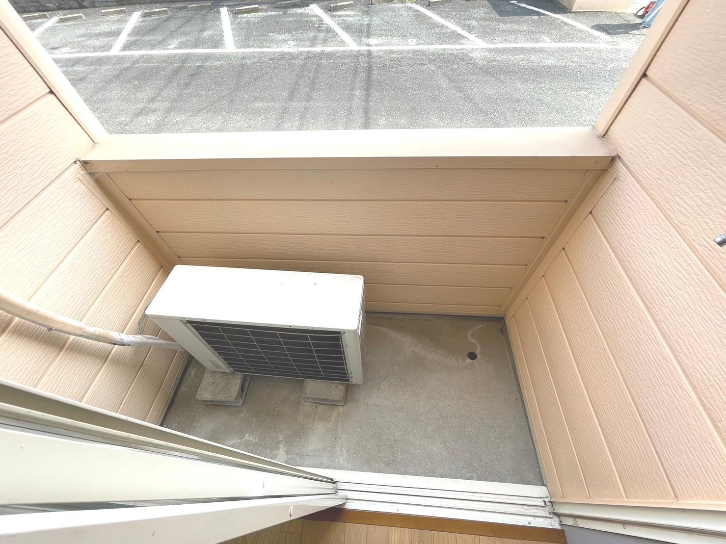 バルコニー　バルコニーに洗濯機置場があります