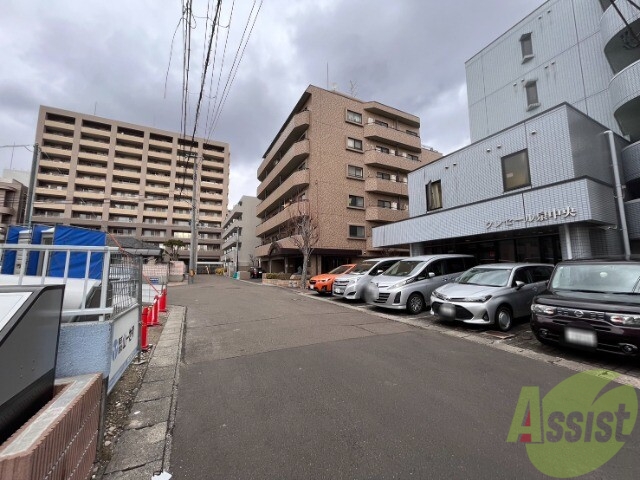 【仙台市泉区泉中央のアパートの駐車場】