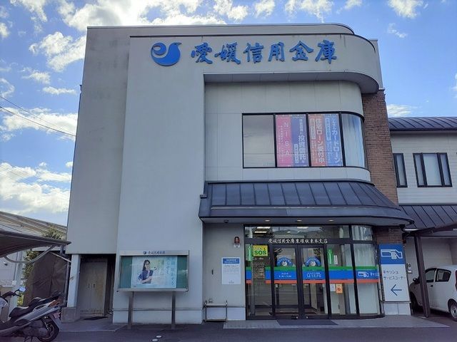 【松山市枝松のアパートの銀行】