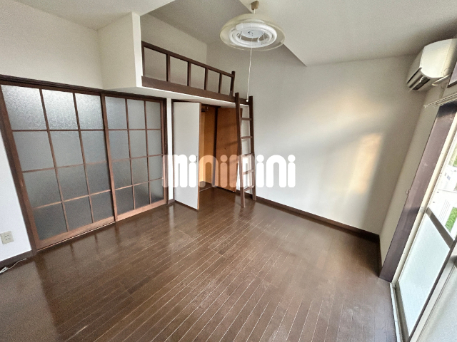 居室・リビング　天井が高く開放感があります。