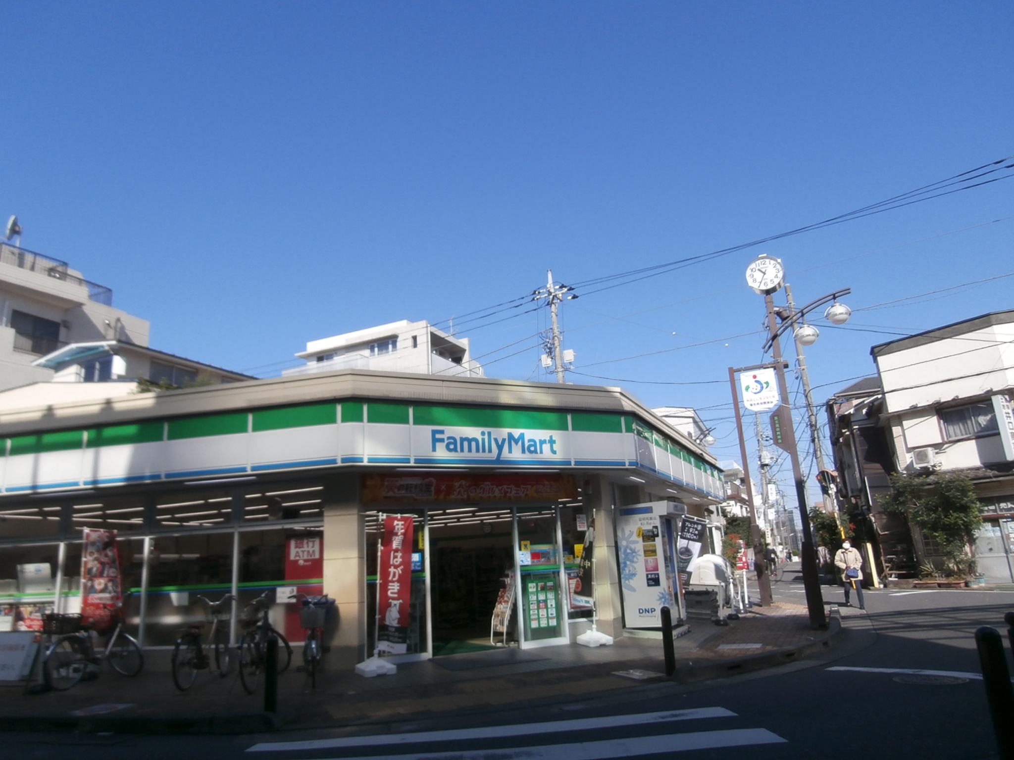 コンビニ　ファミリーマート富士見台駅前店（コンビニ）まで604m