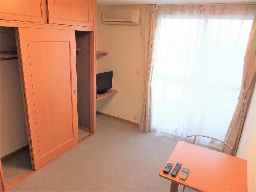 居室・リビング　カーテンやテーブル、テレビも備え付けです