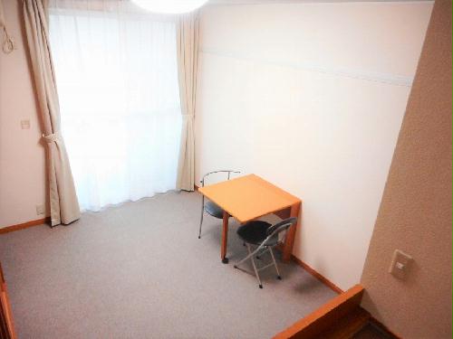 居室・リビング　テーブルは折り畳み式です