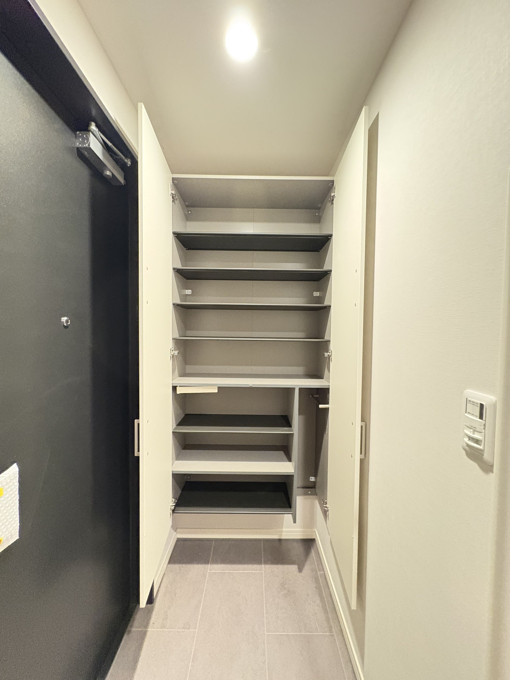 玄関　※同じ間取り別部屋の写真です