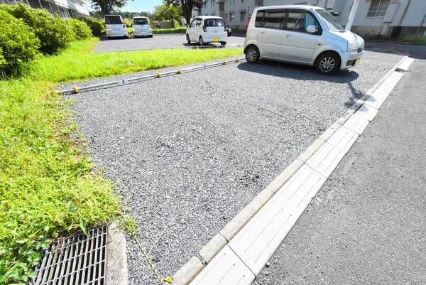 【笠間市市野谷のマンションの駐車場】