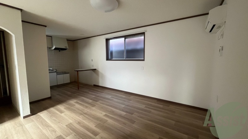 居室・リビング　６帖のリビングです。広々として開放的です。