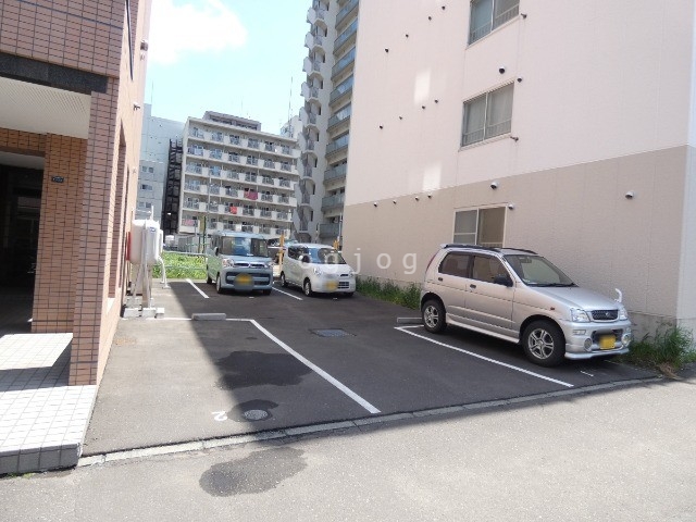 【アートパレス壱番館の駐車場】