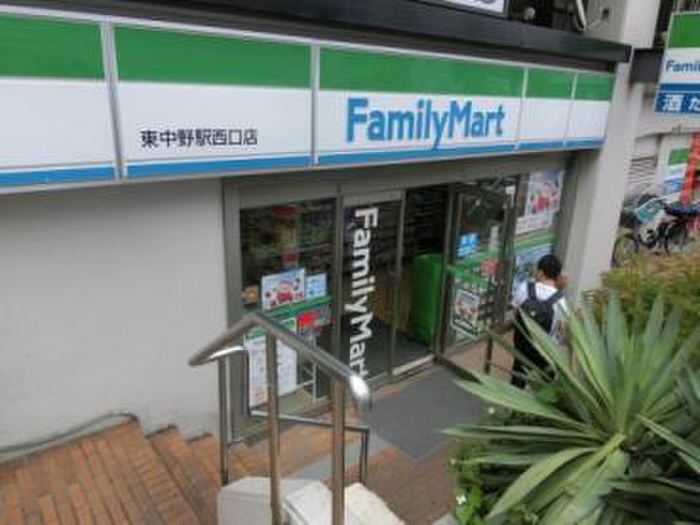 コンビニ　ファミリーマート 東中野駅西口店（コンビニ）まで101m