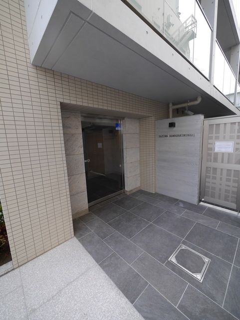 【川崎市川崎区貝塚のマンションのエントランス】