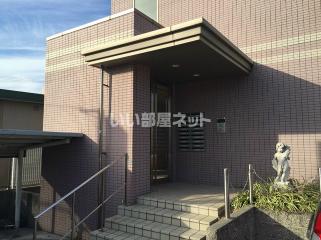 【岸和田市西之内町のマンションのエントランス】