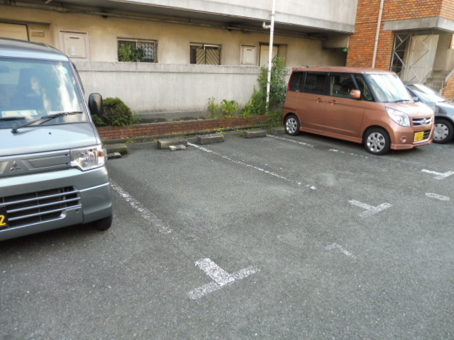 【レジデンス吉川１号棟の駐車場】