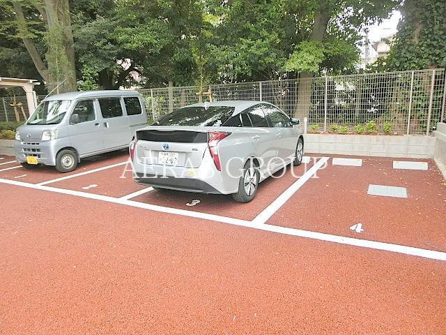 【ライジングプレイス綾瀬の駐車場】