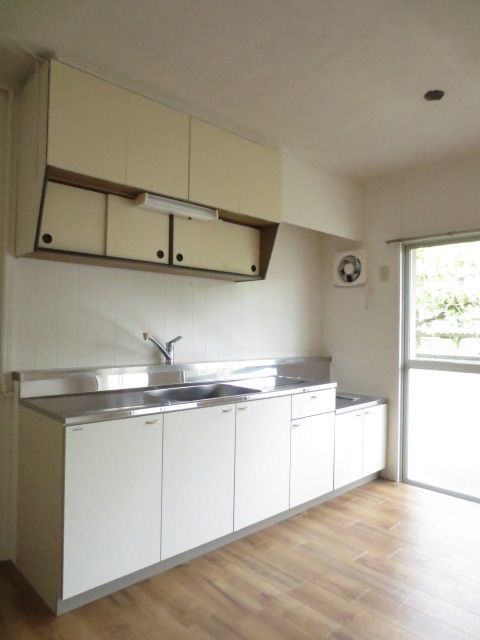 キッチン　横の窓からバルコニーに出られます。