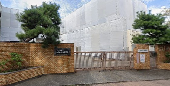 小学校　北九州市立あやめが丘小学校（小学校）まで597m