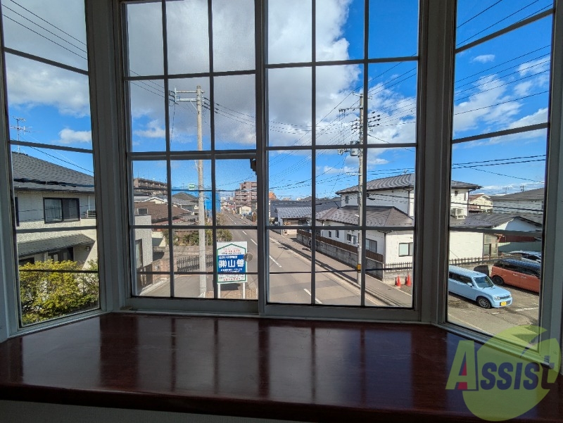 バルコニー　出窓があります。オシャレに物を置いてもいいかもしれません