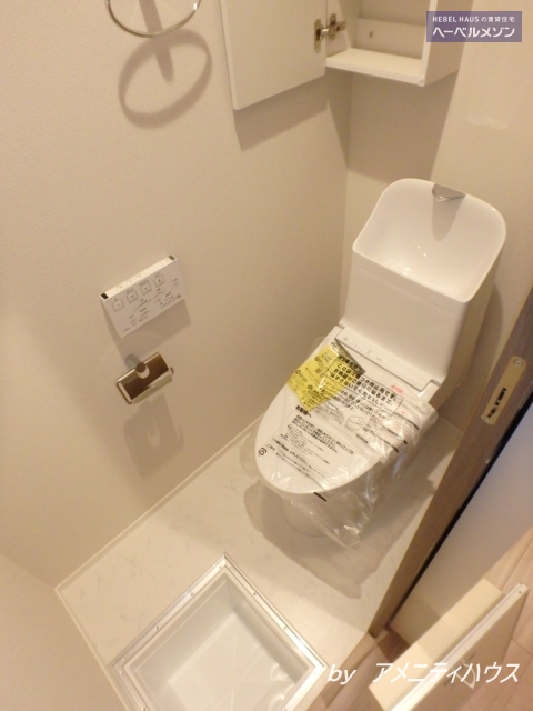 トイレ　●温水洗浄暖房便座付きの快適なトイレスペース。