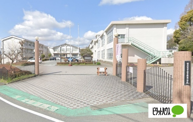 小学校　富士宮市立富士根南小学校（小学校）まで681m