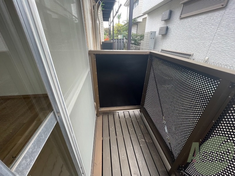 バルコニー　広めのバルコニースペースで洗濯物も問題なく干せそうですね。