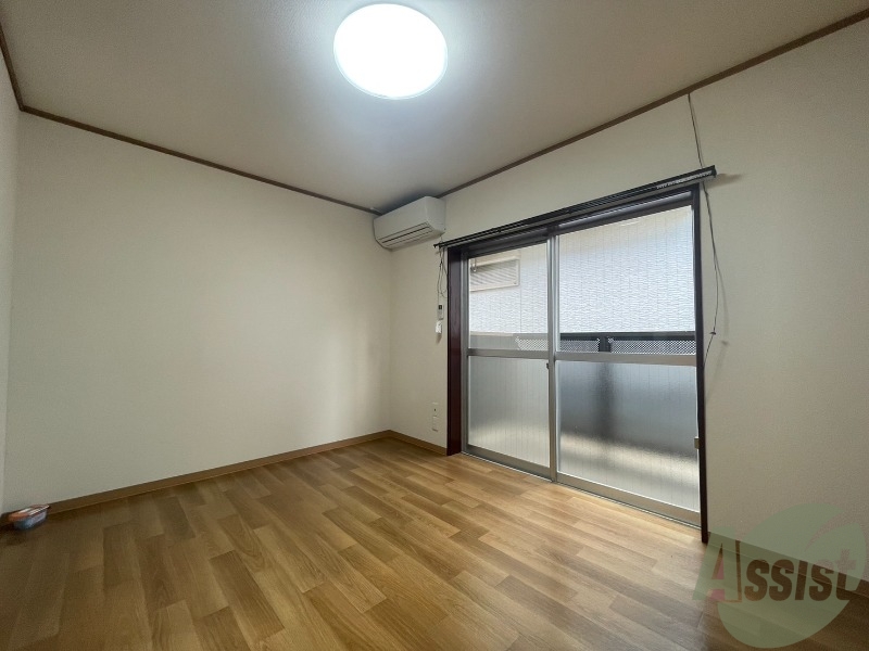 居室・リビング　広々として、家具関係も問題なく置けそうですね。