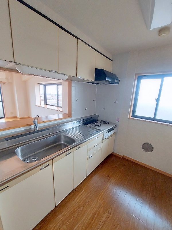 キッチン　参考写真　Ｋ３帖　対面ガスキッチン　角部屋窓あり